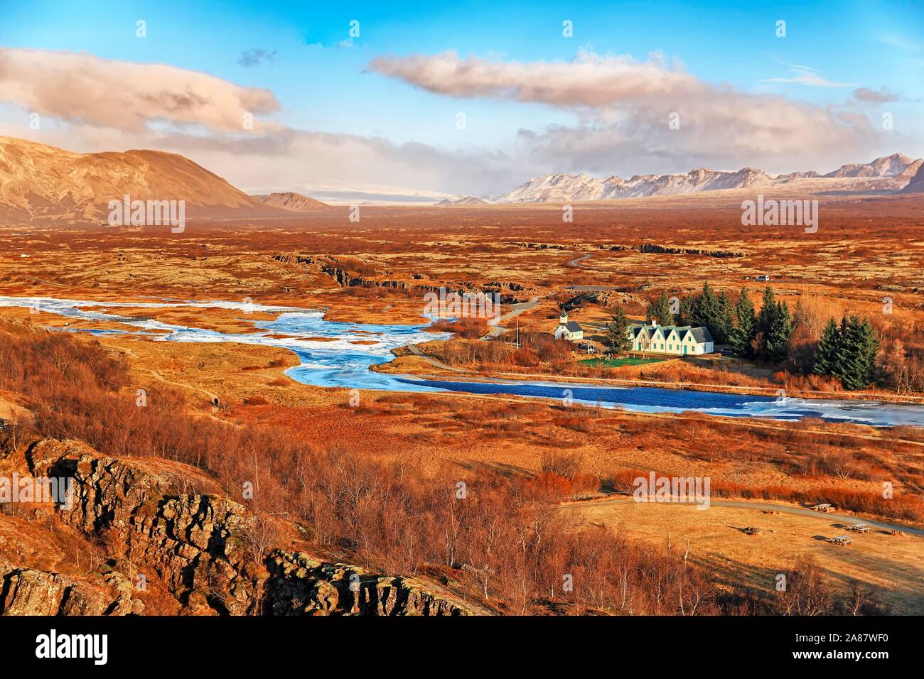 Pingvellir, den Nationalpark Thingvellir, Kirche und 5-Giebel Haus am Fluss, sonnigen Herbsttag, Golden Circle, Island Stockfoto