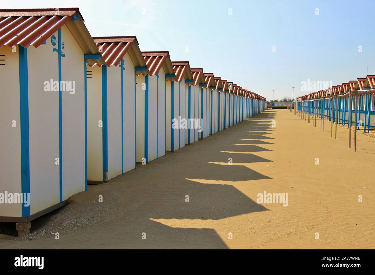Geschlossene Badekabinen am berühmten Strand von Lido in Venedig, in der Nebensaison im Oktober. Lido di Venezia, Italien, Süd- Europa. Stockfoto