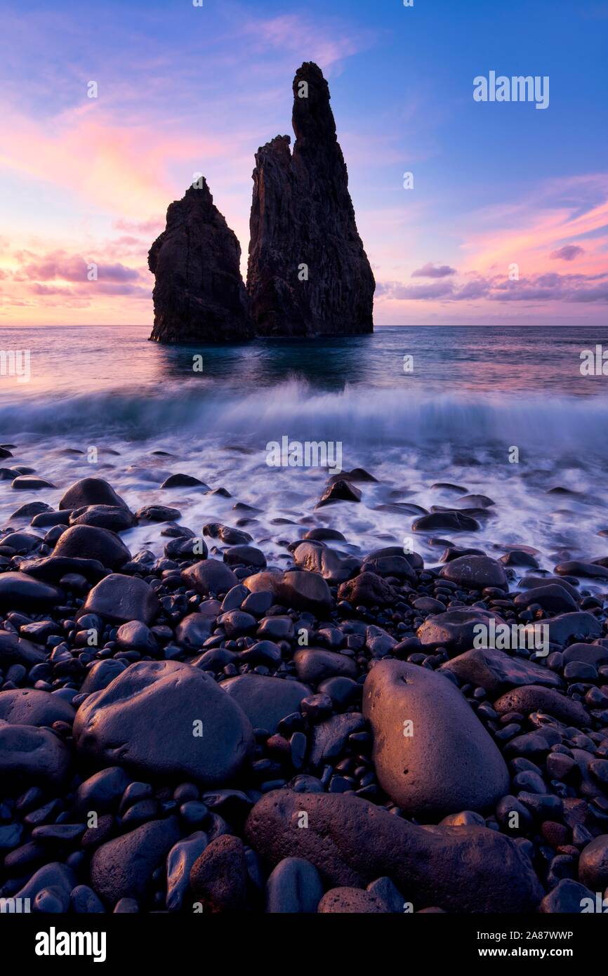 Vulkanische Felsformationen Ilheus da Rib, steilen Küste von Ribeira de Janela, auch Ribeira da Janela, Blaue Stunde, Sonnenuntergang, Porto Moniz, Insel Madeira Stockfoto