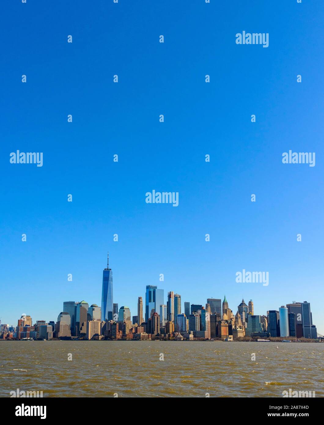 Blick vom Hudson River auf die Skyline von Lower Manhattan mit seinen Wolkenkratzern, New York City, New York, USA Stockfoto