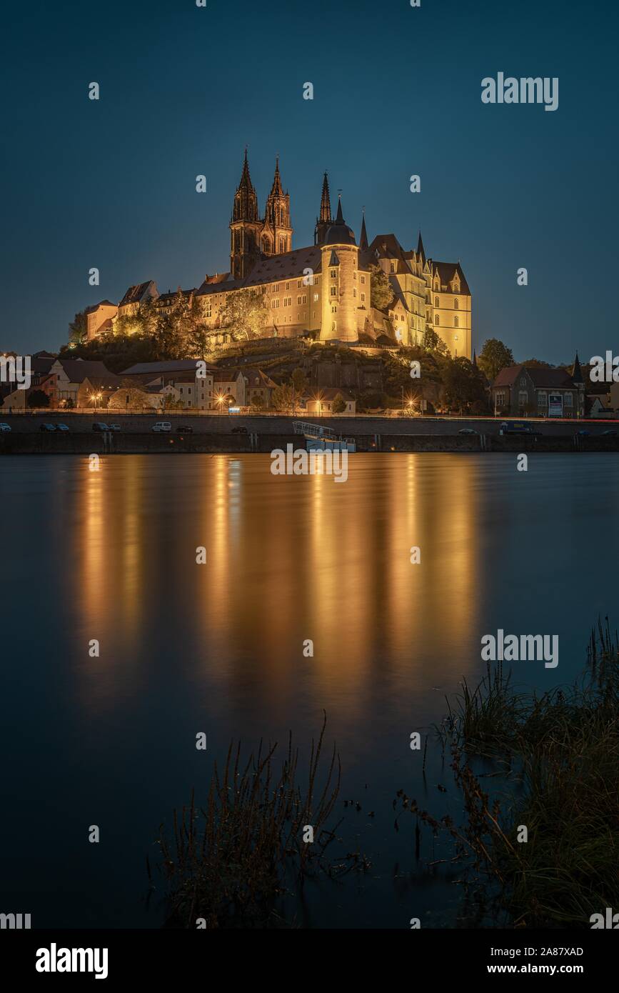 Burgberg mit Dom und die Albrechtsburg in die Elbe an der Blauen Stunde, Meißen, Sachsen, Deutschland wider Stockfoto