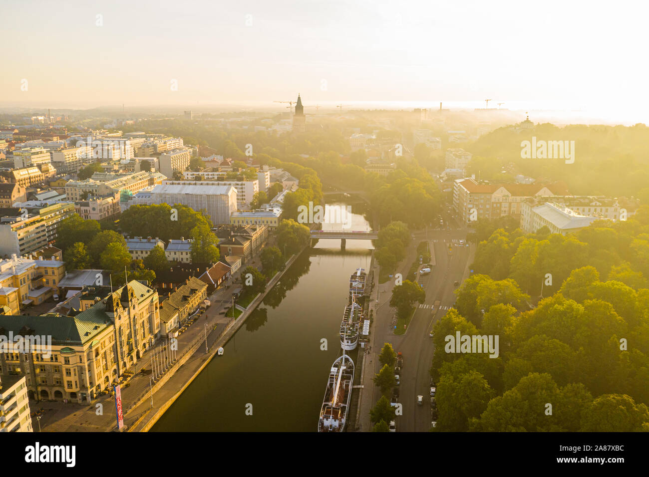 Fluss boote fluss aura Fotos und Bildmaterial in hoher Auflösung Alamy