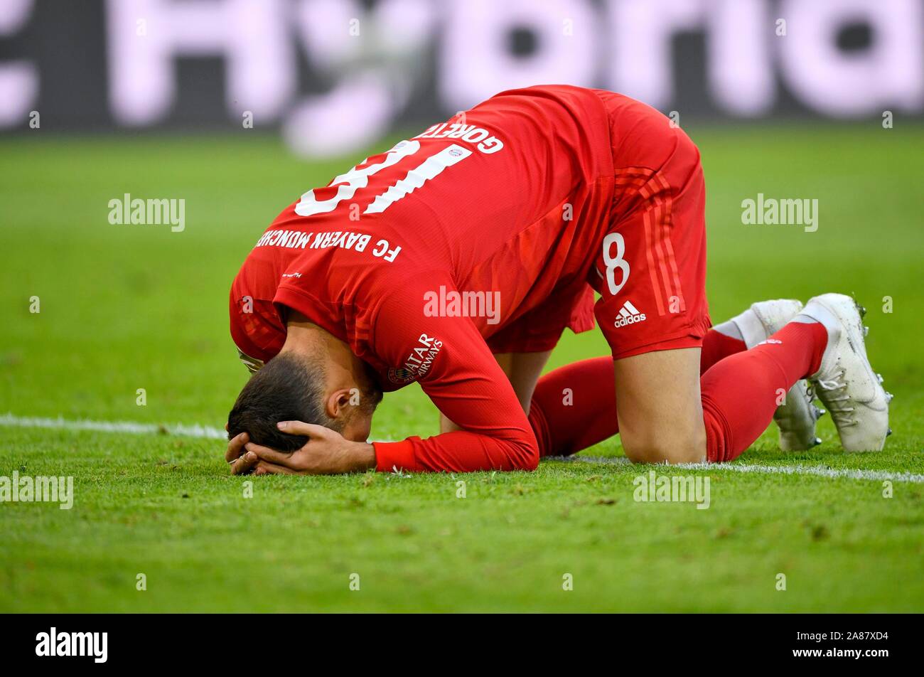 Leon Goretzka FC Bayern München enttäuscht auf dem Boden, Allianz Arena, München, Bayern, Deutschland Stockfoto