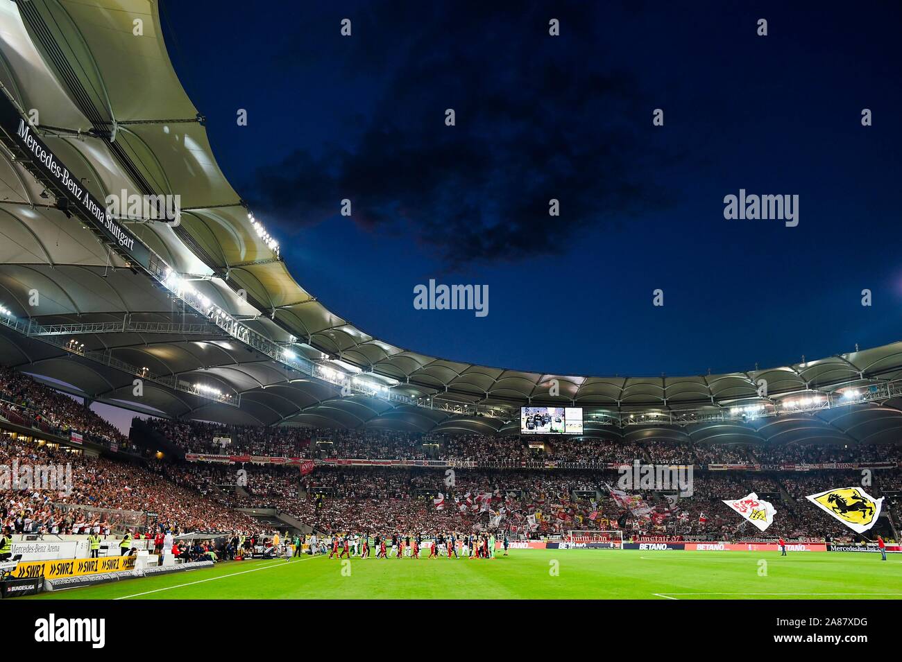 Start der Bundesliga match, Mannschaften und Schiedsrichter ein Fußballplatz, Mercedes-Benz Arena, Stuttgart, Baden-Württemberg, Deutschland Stockfoto