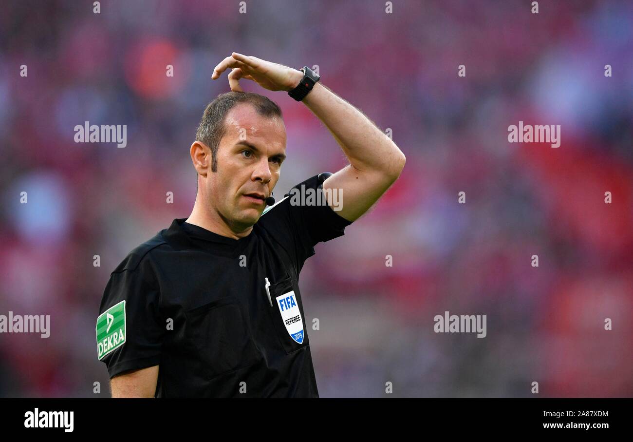 Schiedsrichter Schiedsrichter Marco Fritz, Kratzer den Kopf nachdenklich, Allianz Arena, München, Bayern, Deutschland Stockfoto