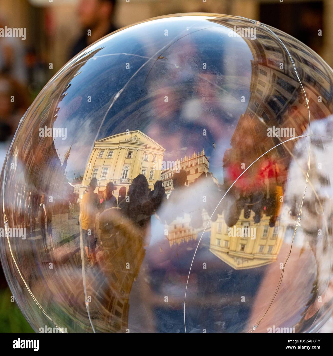 Reflexion der alten Häuser in Soap Bubble, Lublin, Polen Stockfoto