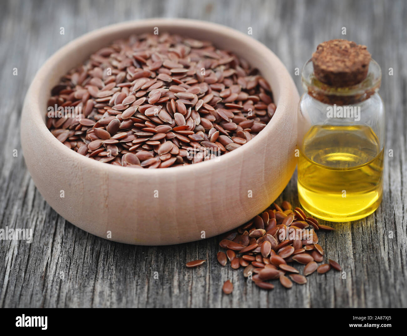 Leinsamen mit Öl in einem Glas auf Holz- Oberfläche Stockfoto
