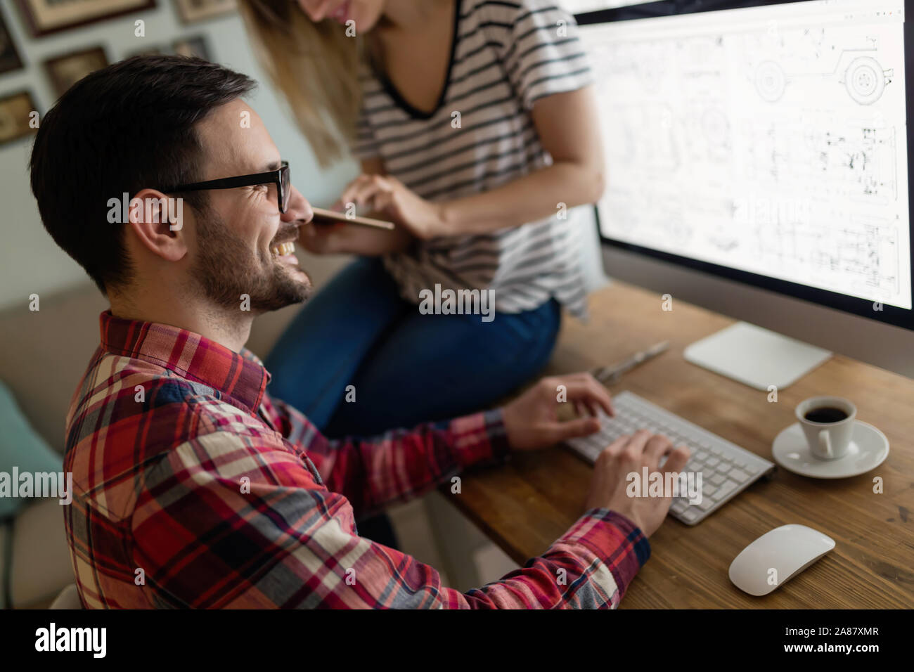 Junge attraktive Designer zusammen arbeiten von zu Hause aus Stockfoto