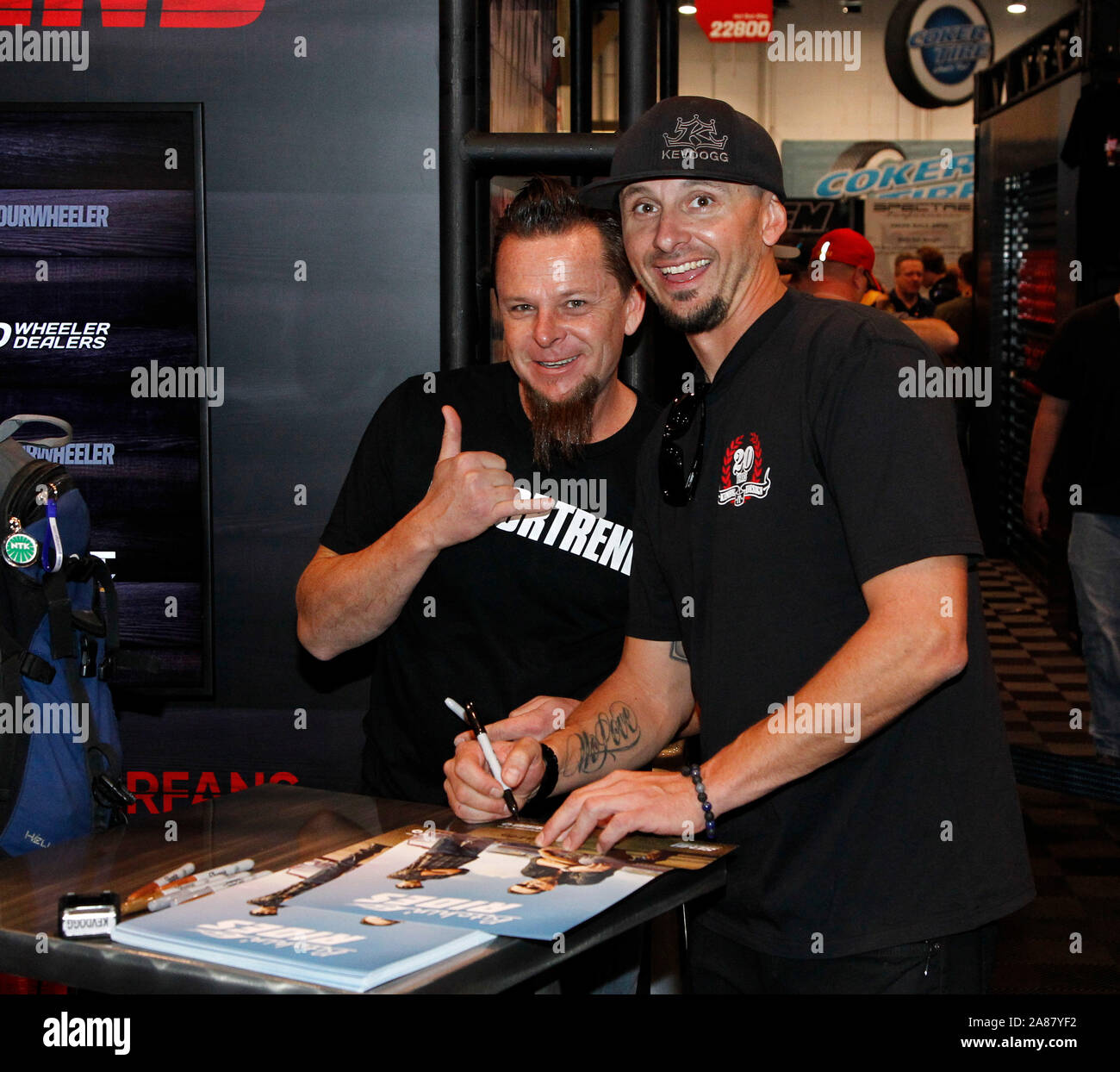 Las Vegas, USA. 06 Nov, 2019. Reality-TV-Stars und Auto Baumeister Dave Kindig und Kevin Schele von "Bitchin Rides Autogramme für die Fans während der 2019 SEMA Show, im Las Vegas Convention Center in Las Vegas, Nevada, am Mittwoch, 6. November 2019. Foto von James Atoa/UPI Quelle: UPI/Alamy leben Nachrichten Stockfoto
