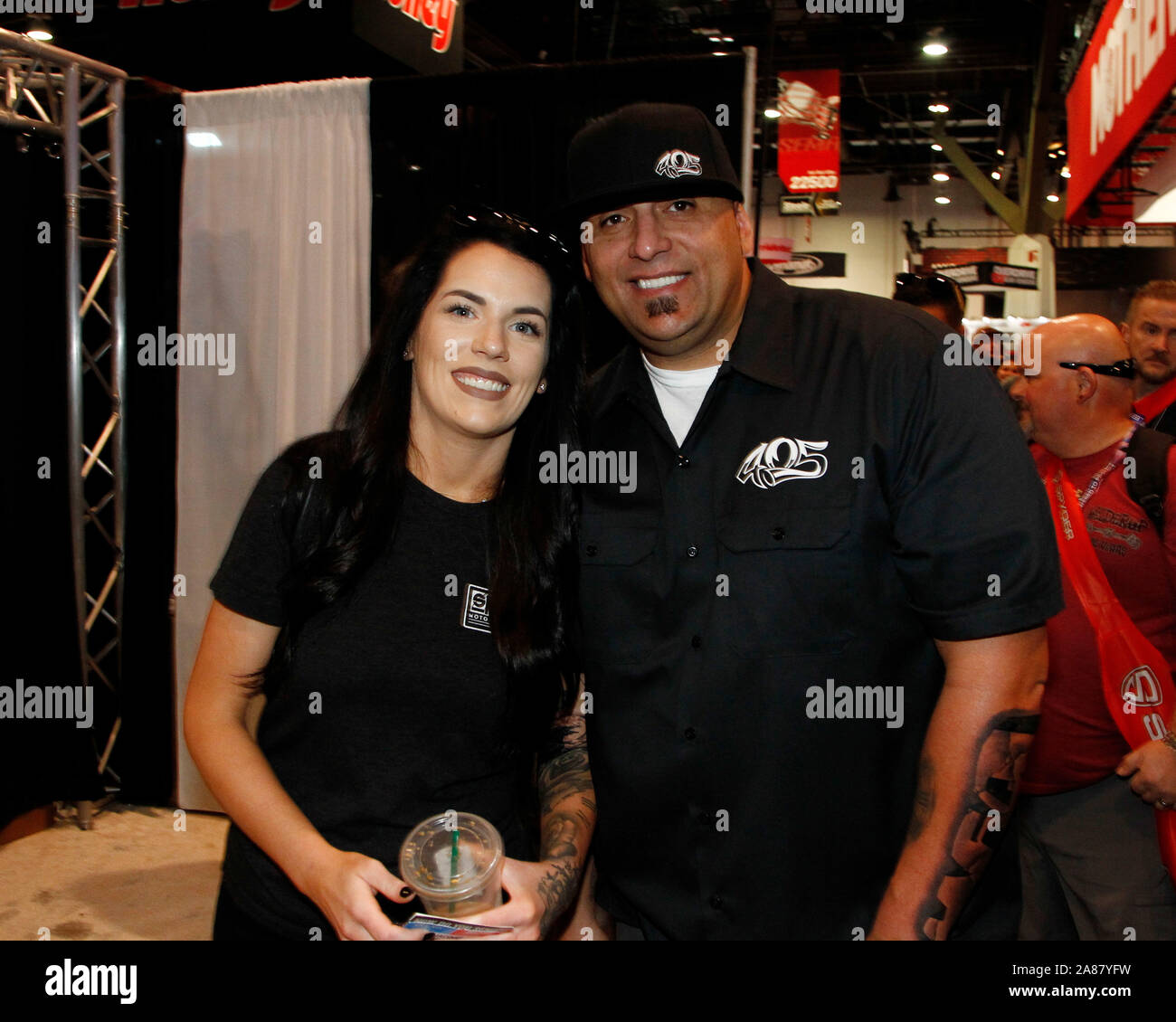 Las Vegas, USA. 06 Nov, 2019. Reality-TV-Stars Jacquie Braasch und Freund Justin "Big Chief" 57309 von 'Street Outlaws' Die 2019 SEMA Show, im Las Vegas Convention Center in Las Vegas, Nevada teilnehmen, am Mittwoch, 6. November 2019. Foto von James Atoa/UPI Quelle: UPI/Alamy leben Nachrichten Stockfoto