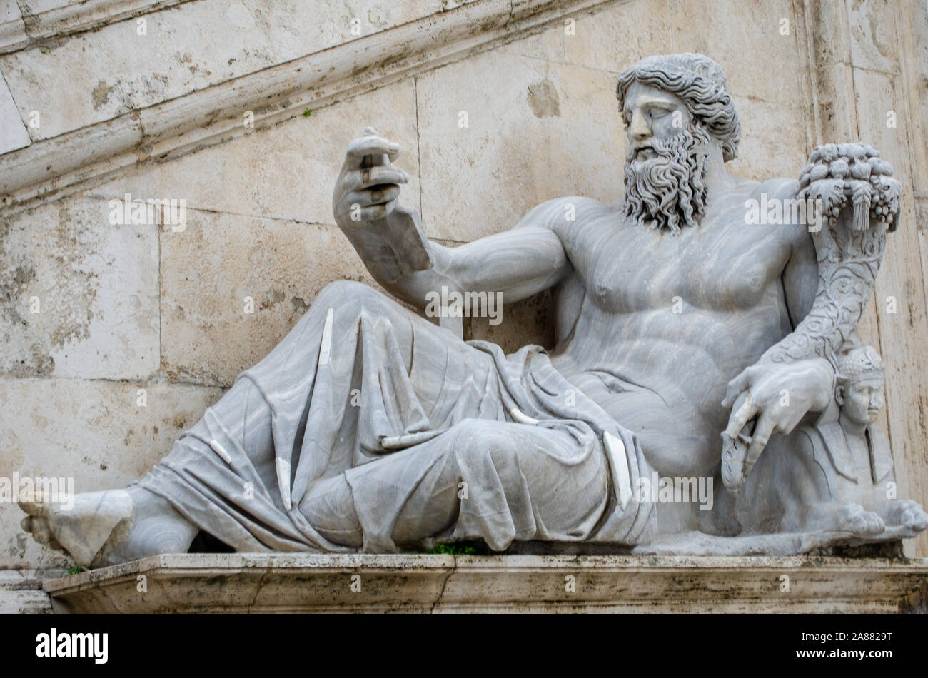 Statue des römischen Gott Zeus in Rom in Liegeposition posennnnn  Stockfotografie - Alamy