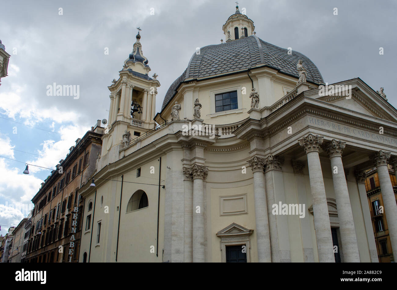 Details von einem der beiden Kirchen von Rom Santa Maria di Montesanto Piazza de Popolo Stockfoto