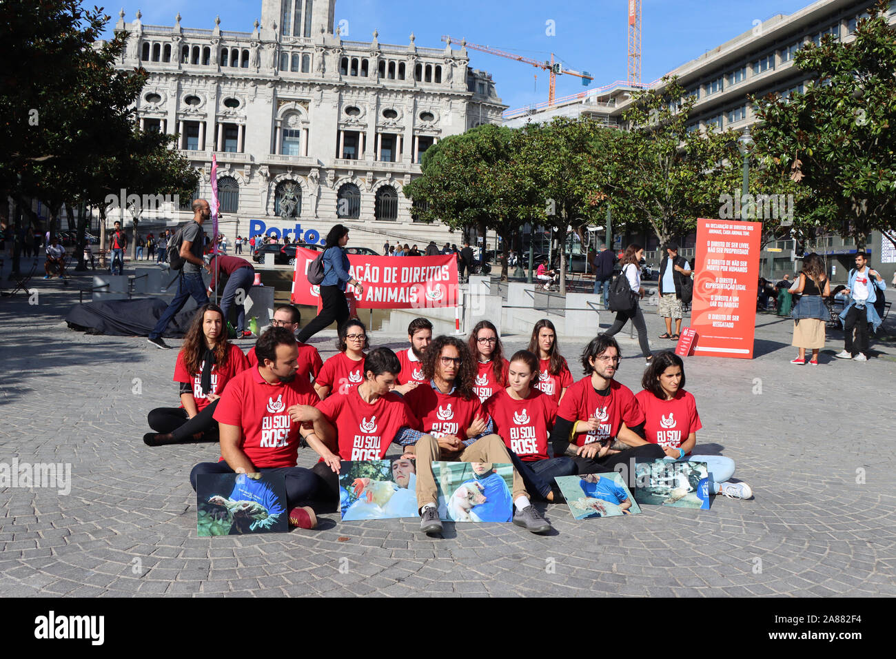 Porto, Portugal - Oktober 05, 2019: sind eine Gruppe von jungen Aktivisten protestieren für die Rechte der Tiere. Für die Tiere kämpfen. Stockfoto