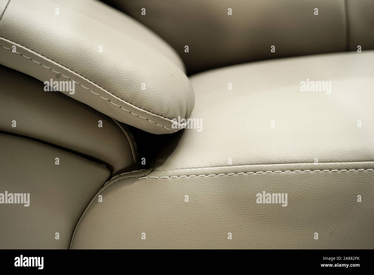 Gelbe Weiße Ledersofa, Nahaufnahme, Detail. Möbel showroom Fotografie Stockfoto