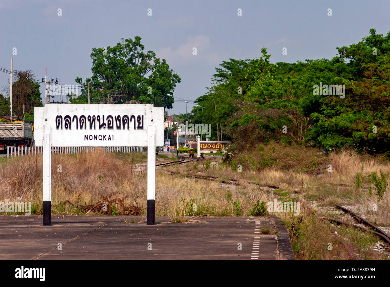 Ein hölzernes Schild mit der thailändischen Sprache Skript identifiziert die Nong Khai Railroad Station auf einem Zug Passagier Plattform in Nong Khai. In Nordthailand. Stockfoto