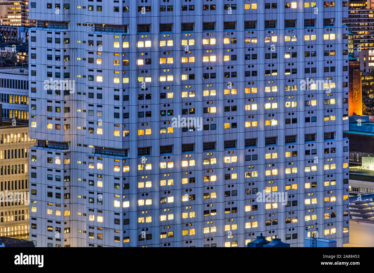 Rotterdam, Niederlande, 28. Oktober 2019: Fassade des ältesten Der tow Türme des Erasmus Medical Center in der Abenddämmerung Stockfoto