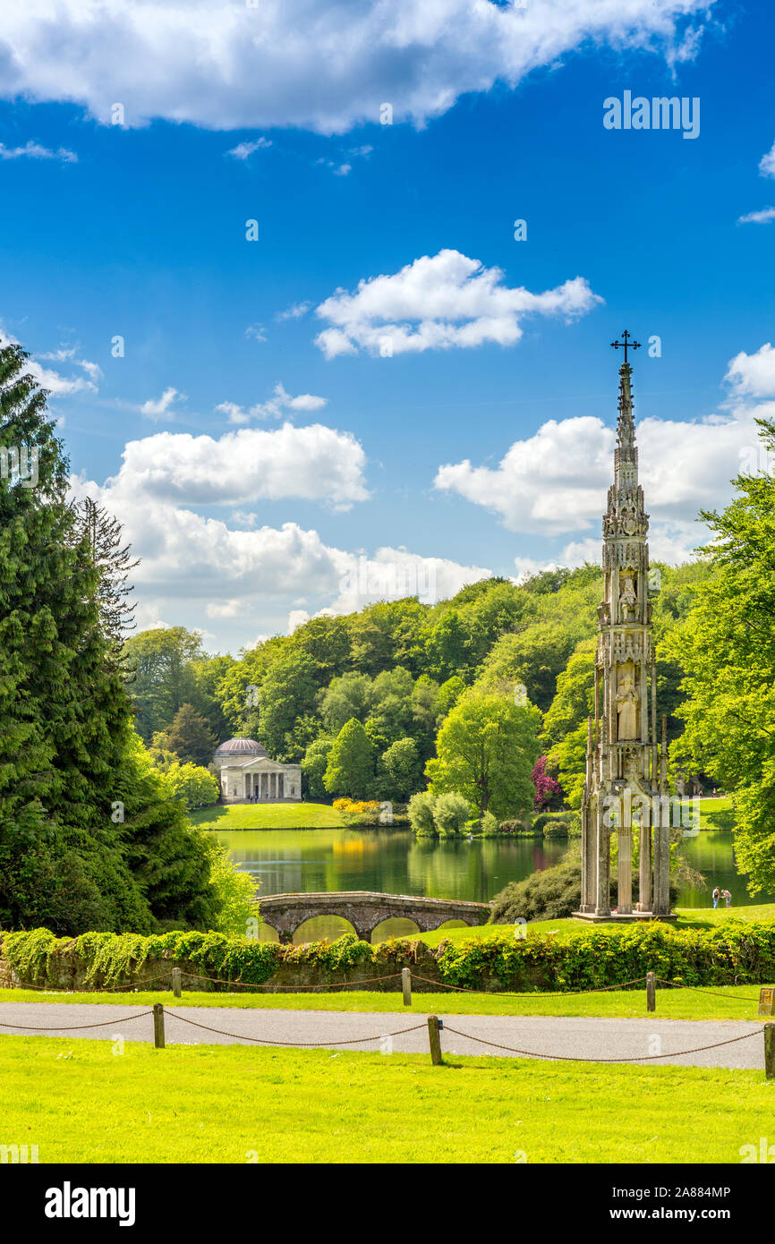 Die ehemalige Bristol hohe Kreuz mit Blick auf den See, die Palladianische Brücke und Pantheon an Stourhead Gardens, Wiltshire, England, Großbritannien Stockfoto