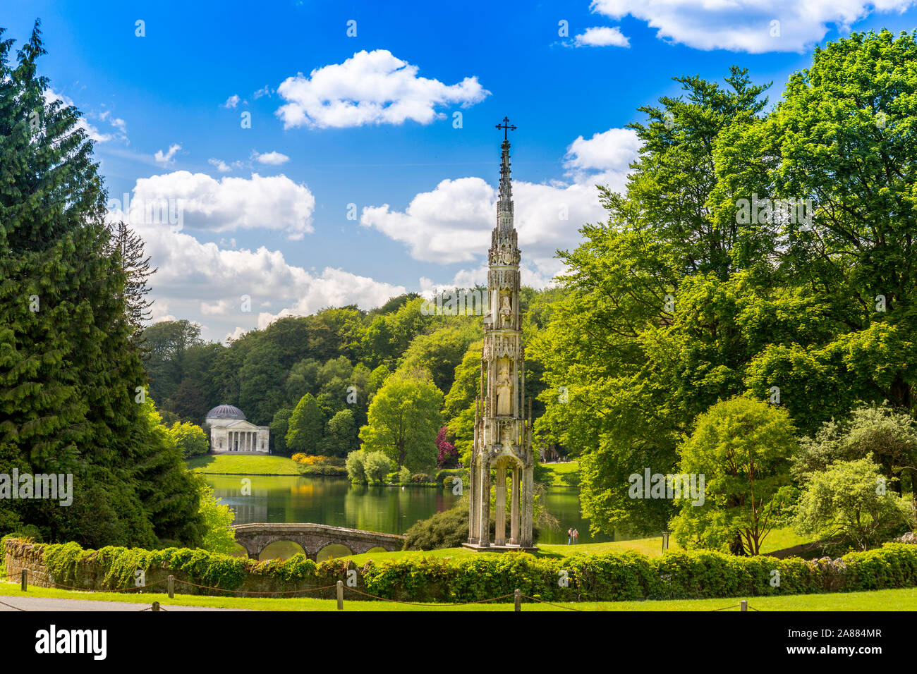 Die ehemalige Bristol hohe Kreuz mit Blick auf den See, die Palladianische Brücke und Pantheon an Stourhead Gardens, Wiltshire, England, Großbritannien Stockfoto