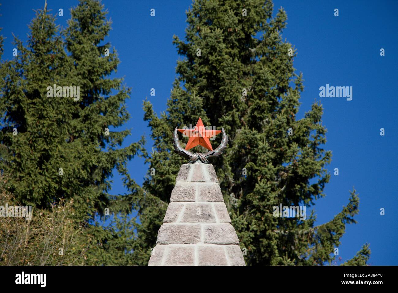 Sowjetische Star auf dem alten Denkmal in den Bergen Stockfoto