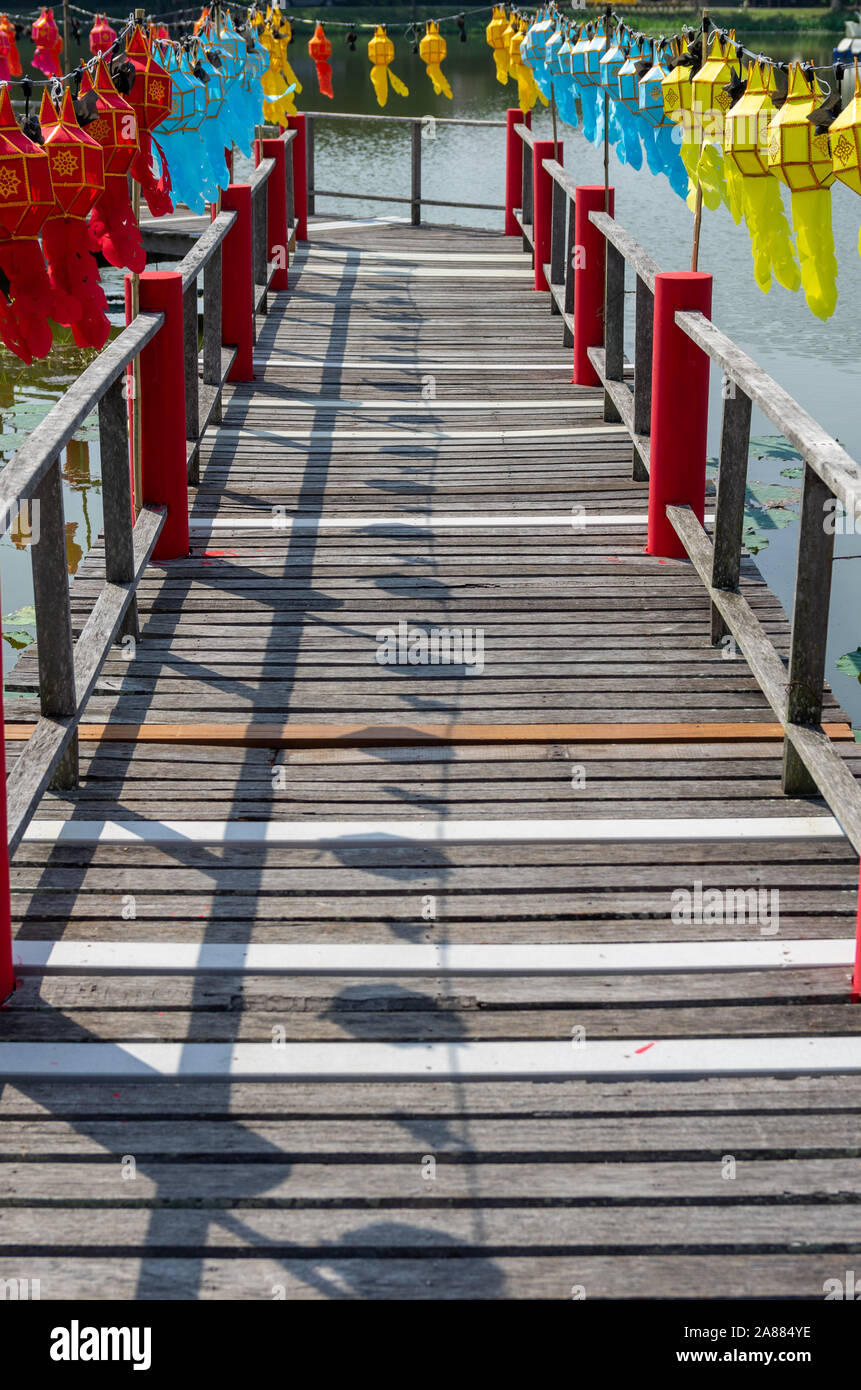 Bild einer Fußgängerbrücke mit bunten Laternen - ausgewählte Schwerpunkte eingerichtet Stockfoto