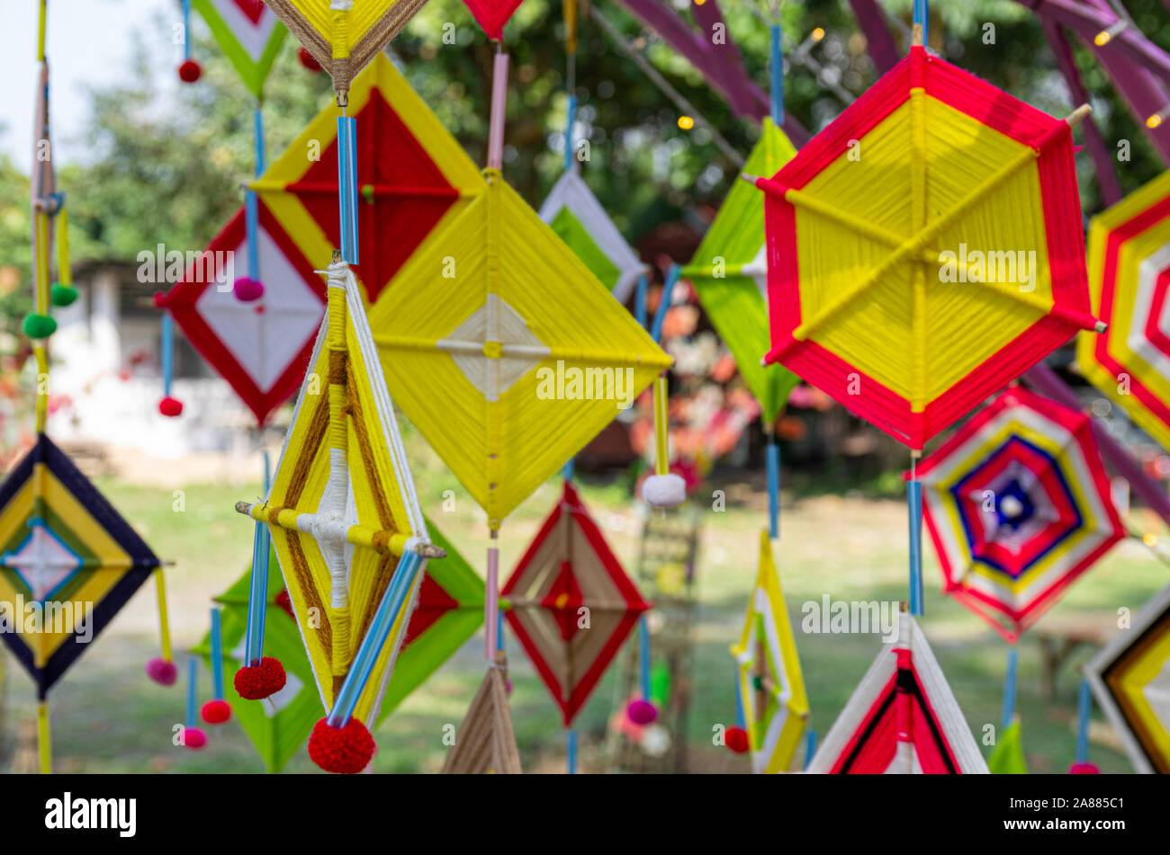 Bunte hängenden grafische Elemente aus Garn für Loi Krathong Festival - Ausgewählte konzentrieren Stockfoto
