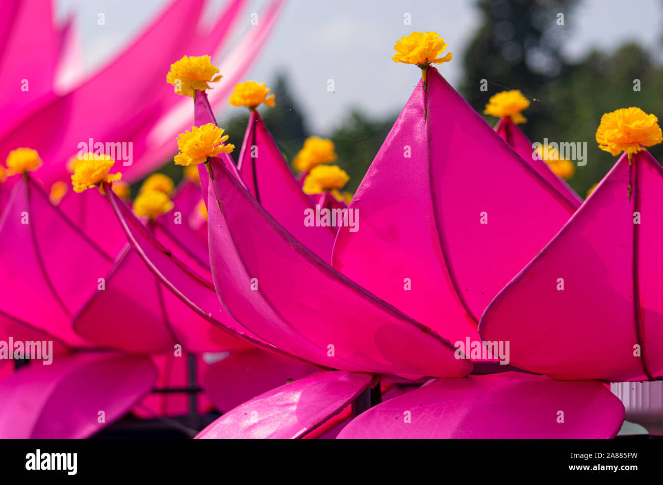 Bild von einem Stoff Lotus Blume auf die Blütenblätter mit gelben Blumen für Loi Krathong Festival - ausgewählte Schwerpunkte eingerichtet Stockfoto
