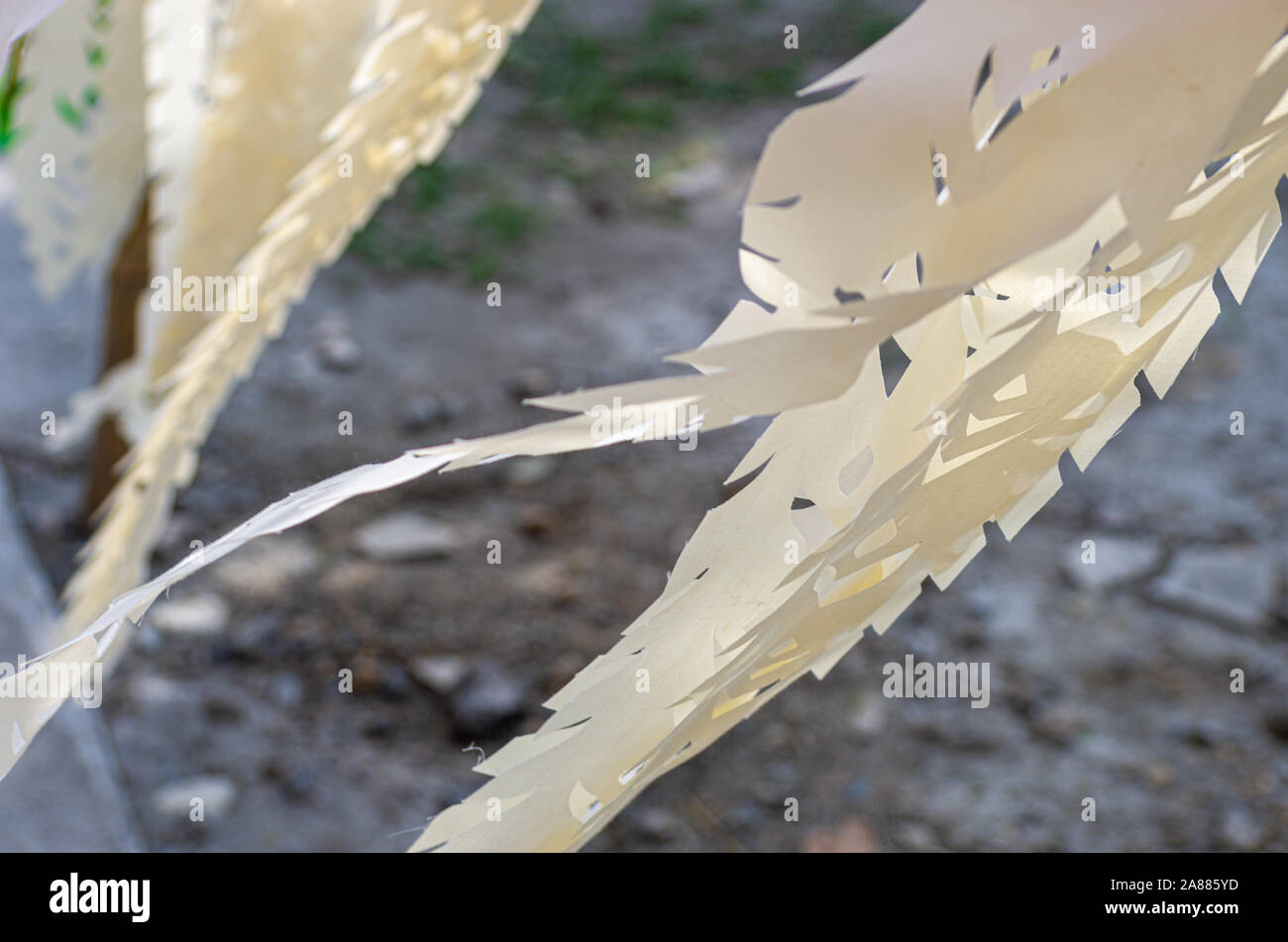 Bild der weißen Enden von Laternen durch den Wind bewegt - ausgewählte Fokus - text Raum Stockfoto