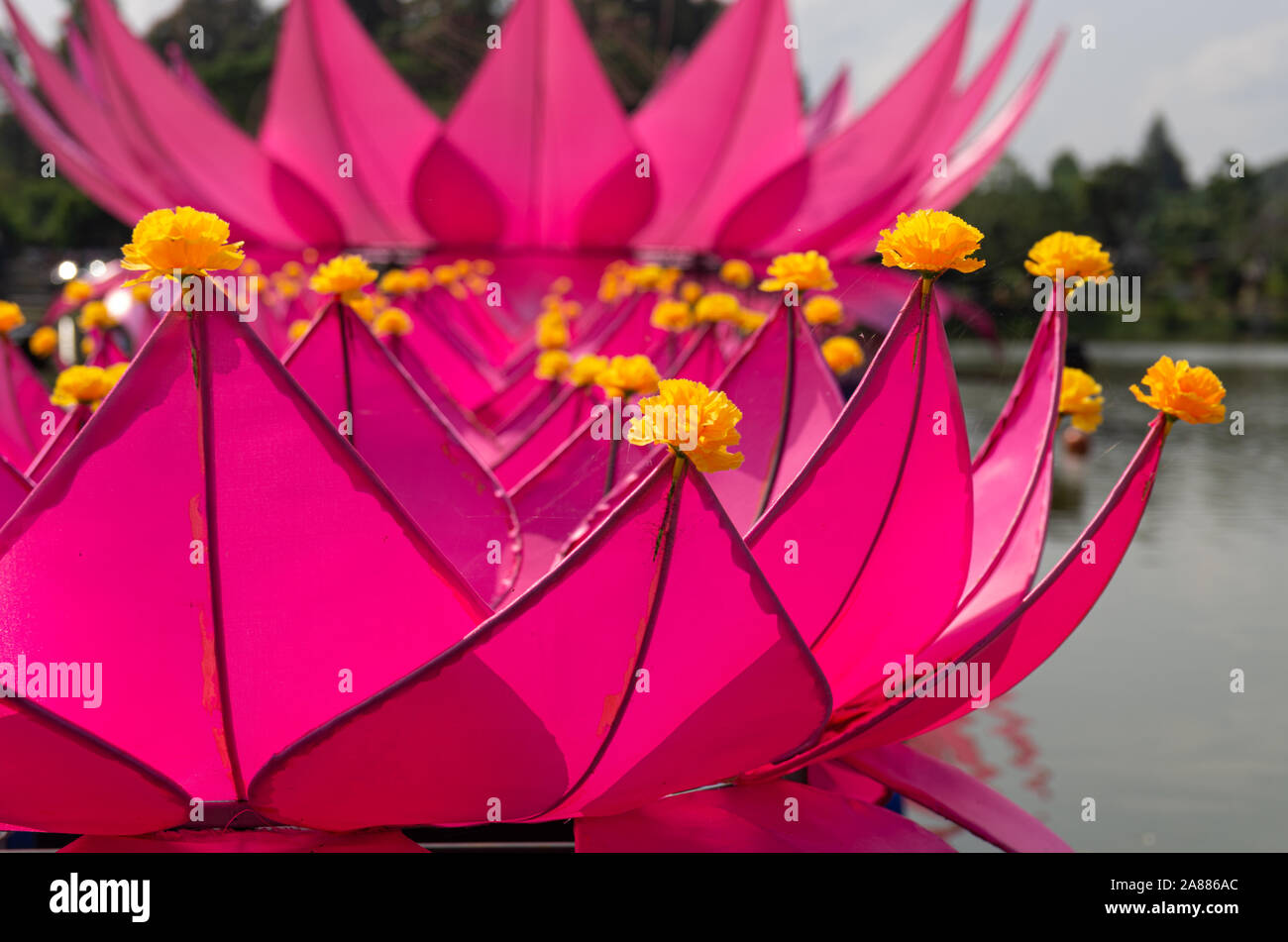Bild von einem Stoff Lotus Blume auf die Blütenblätter mit gelben Blumen für Loi Krathong Festival - ausgewählte Schwerpunkte eingerichtet Stockfoto