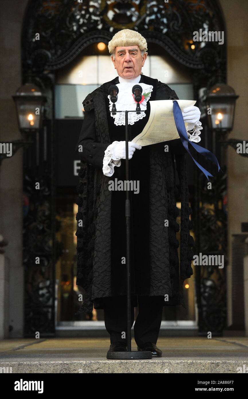 Der Stadt London Corporation gemeinsame Cryer und Serjeant-at-Arms, Colonel Geoffrey Godbold, liest die königliche Proklamation auf den Stufen des Royal Exchange in der City von London ein neues Parlament nach den Wahlen am 12. Dezember gebildet werden zu beschwören. Stockfoto