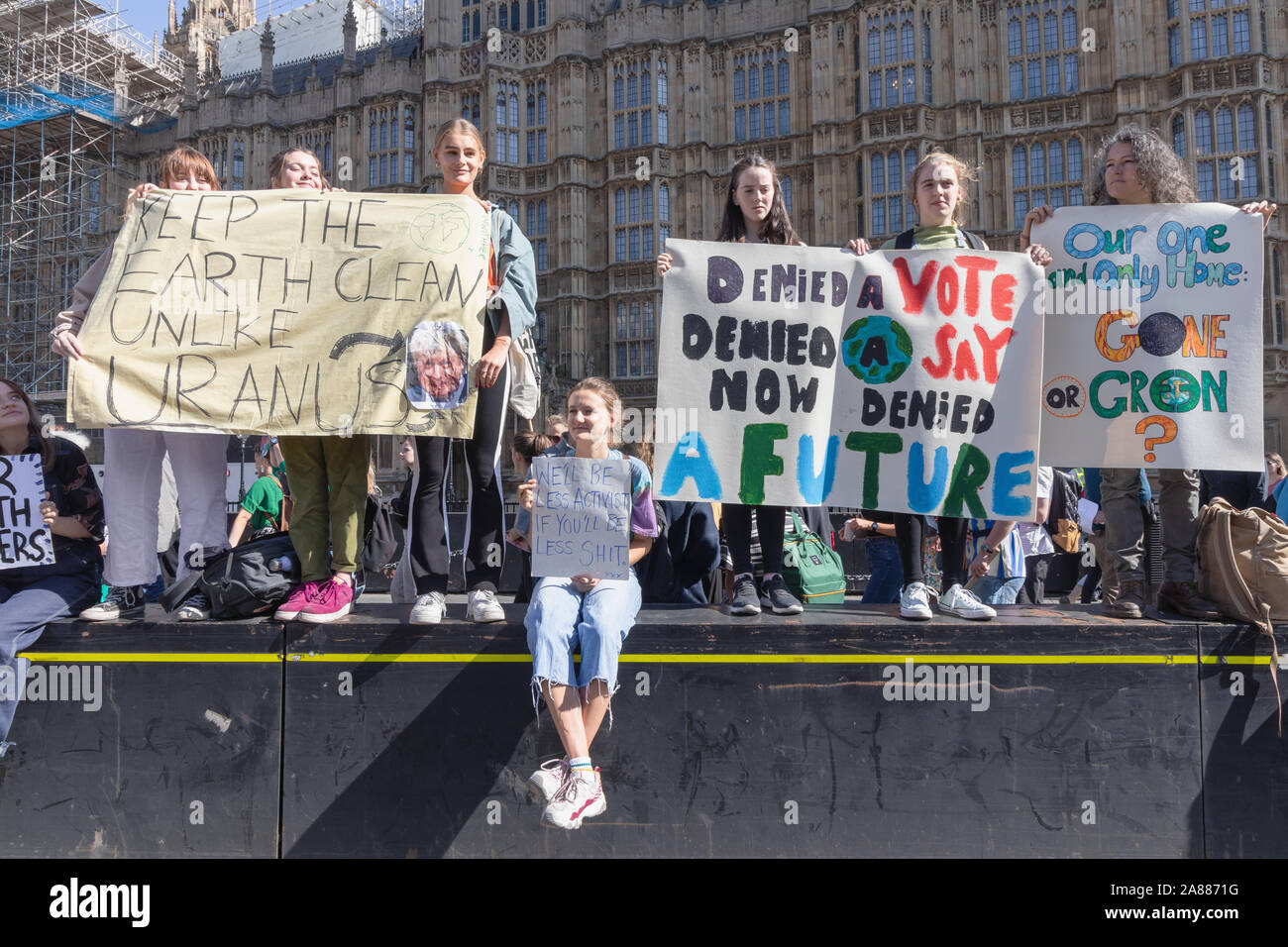 London/Großbritannien - 20. September 2019 - Weibliche Aktivisten halten Schilder an den Klima Streik außerhalb des Parlaments in Westminster Stockfoto