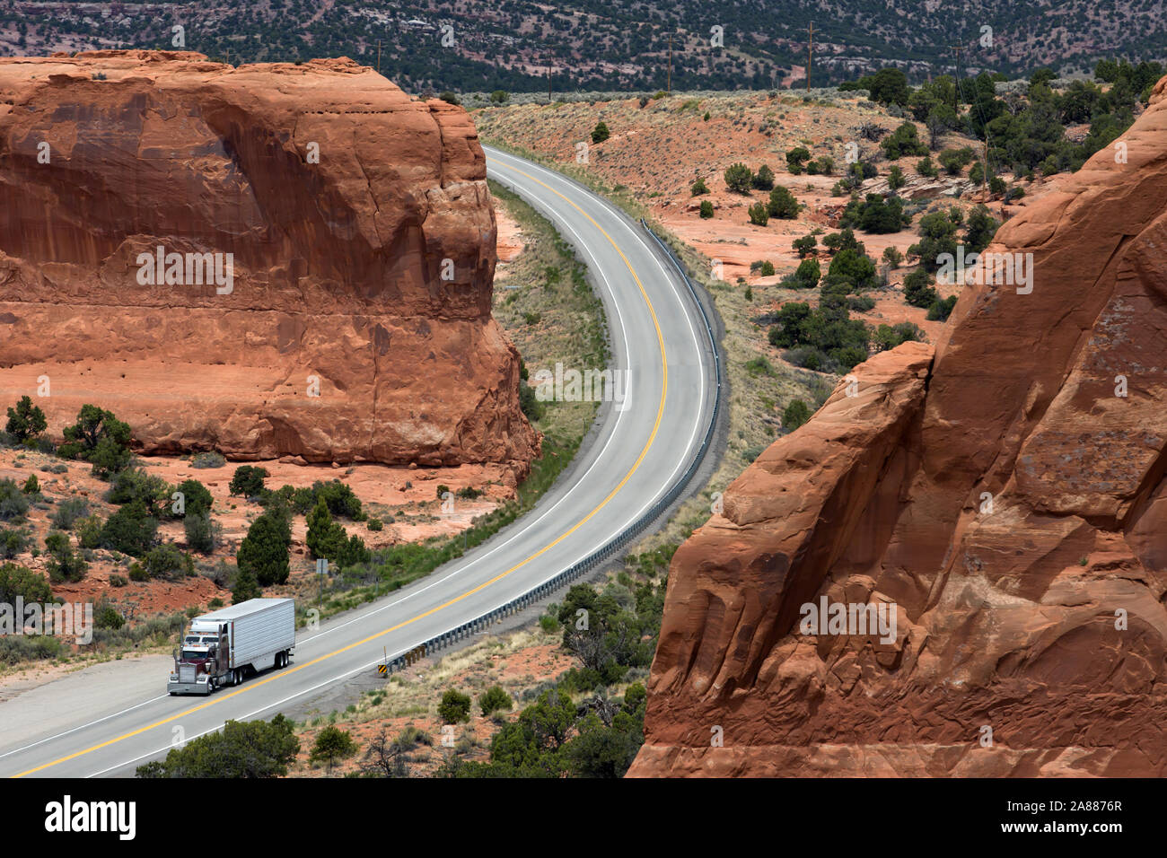 Lkw auf der Autobahn in Utah in der Nähe von Moab. Stockfoto Lkw auf der Autobahn in Utah in der Nähe von Moab. Stockfoto