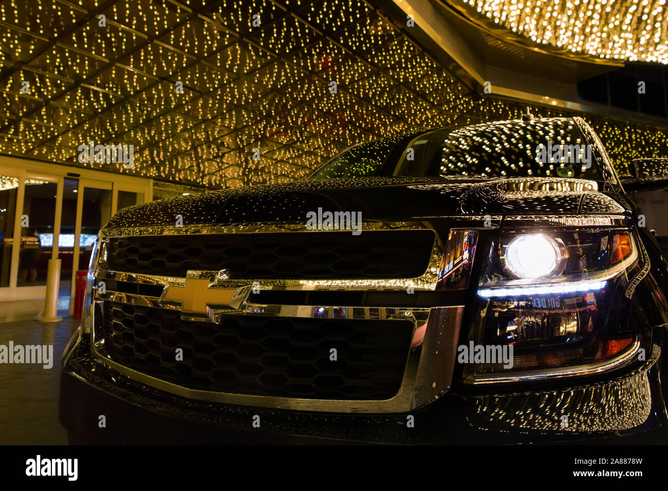 LAS VEGAS - ein Chevrolet vor dem Plaza Hotel in Fremont Street geparkt Stockfoto