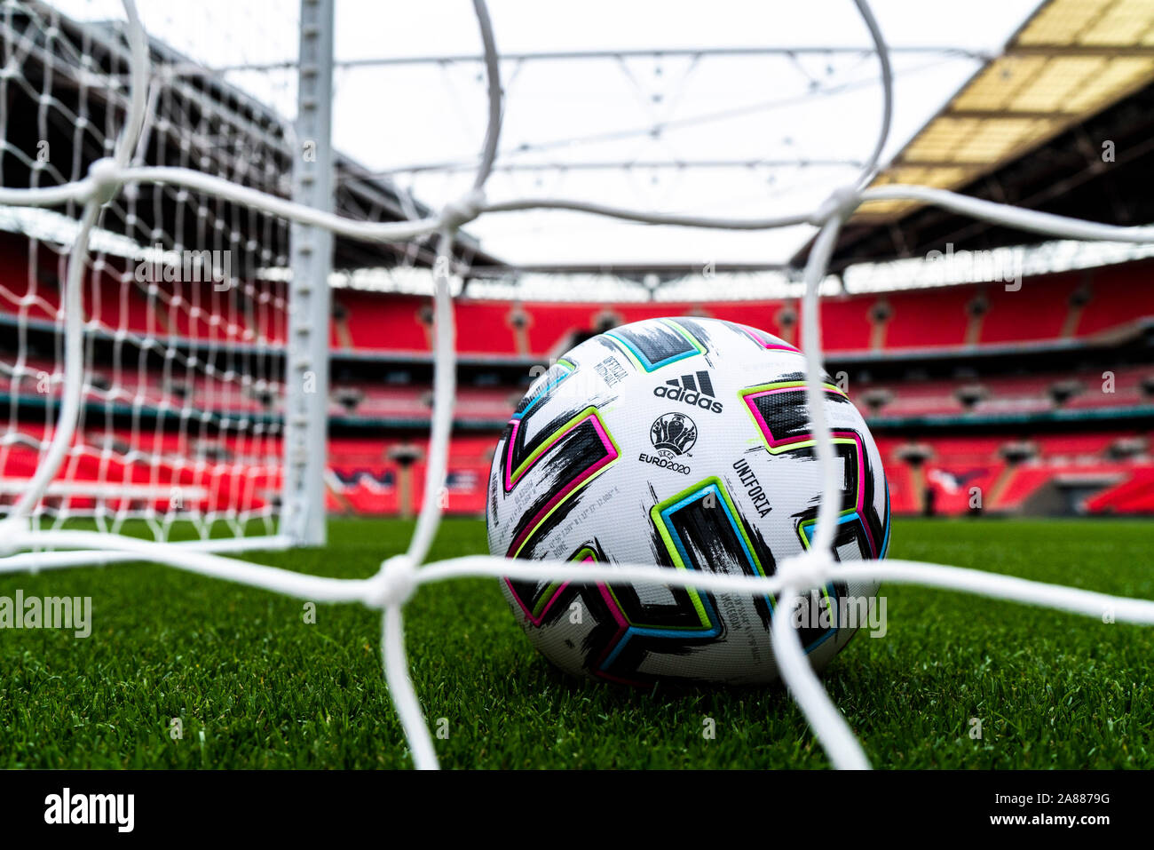 Wembley Stadion in London, Vereinigtes Königreich, 6.11.2019, Adidas "Uniforia", dem offiziellen Spielball der EURO 2020 Stockfoto