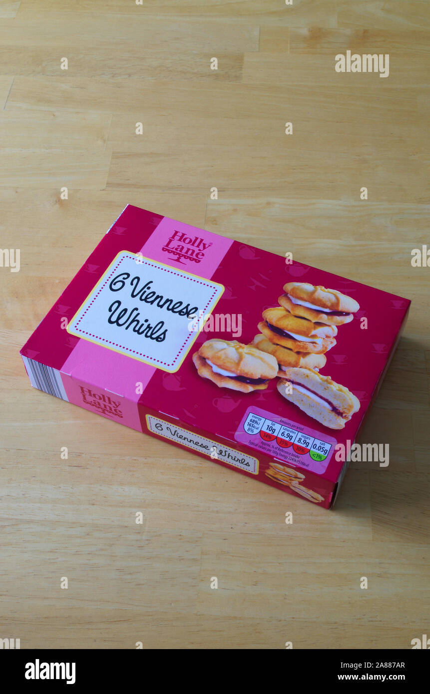 Paket von Holly Lane (Aldi Supermarkt) 6 Wiener wirbelt Kuchen Stockfoto