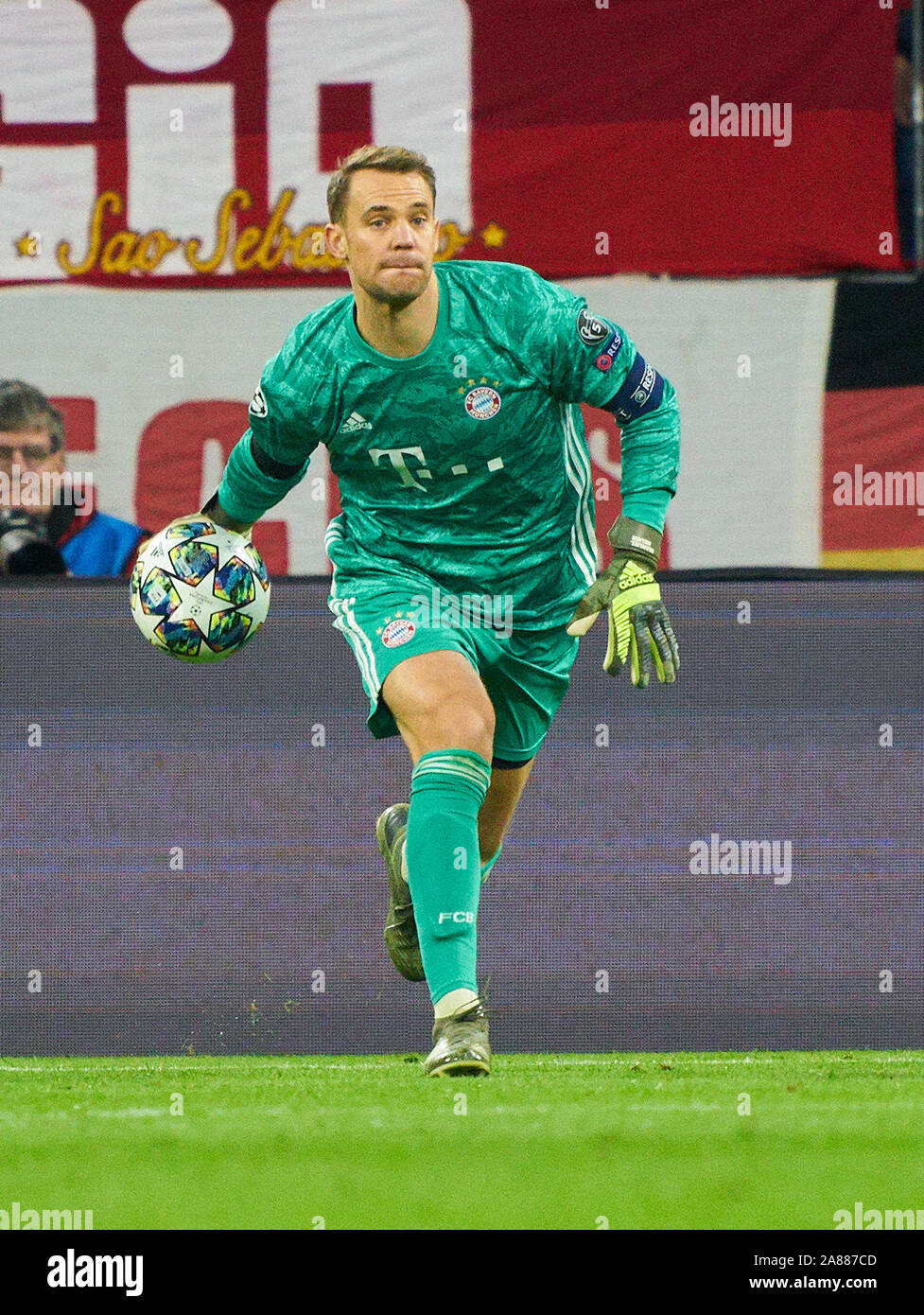 Champions League, Munich-Piraeus, München, 6. November 2019. Manuel Neuer, FCB 1 ganzen Abbildung, Aktion, single Bild, Single Action, FC BAYERN MÜNCHEN - Olympiakos Piräus Piräus 2-0 UEFA Fußball Champions League, München, November 06, 2019, Saison 2019/2020, Gruppenphase, Gruppe B, FCB, Rot, Bayern, München © Peter Schatz/Alamy leben Nachrichten Stockfoto