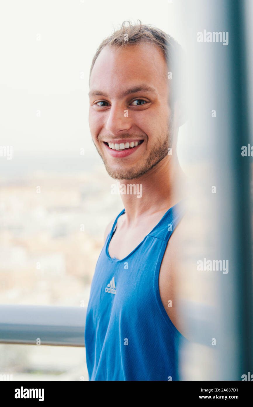 Portrait der junge lächelnde einzelnen homosexuellen Mann Stockfoto