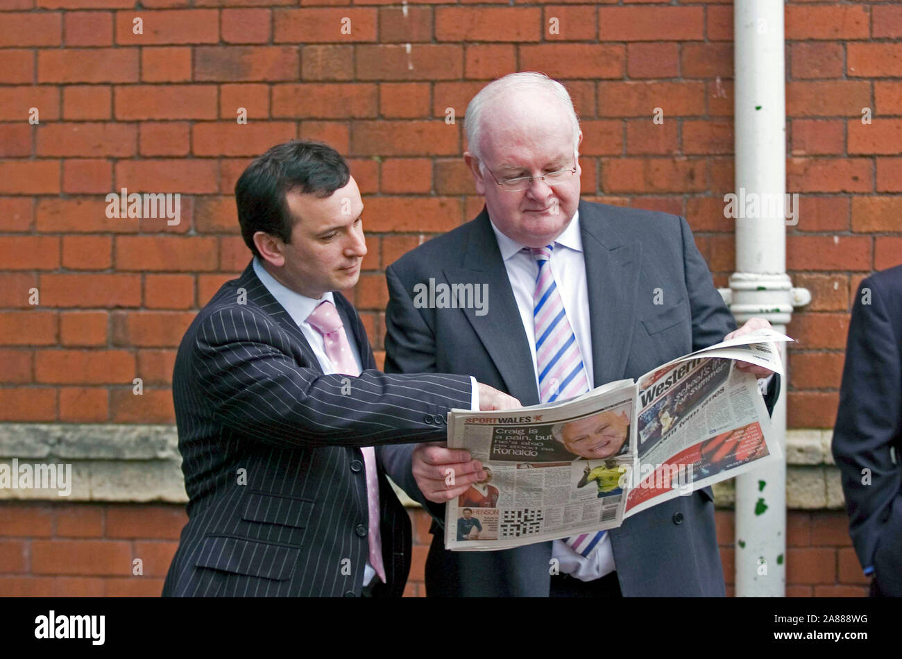 Datei pic der ehemaligen Walisischen Münster Alun Cairns auf eine lokale Zeitung in Cardiff im Jahr 2007. Stockfoto