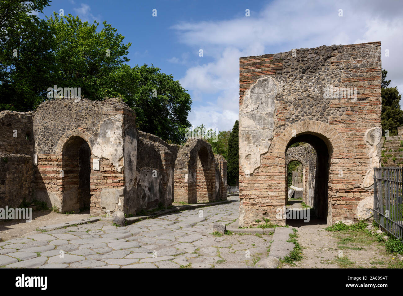 Pompei. Italien. Archäologische Stätte von Pompeji. Porta Ercolano (Herculaneum Tor) und der Via Consolare. Ursprünglich die große zentrale torbogen hätte Stockfoto