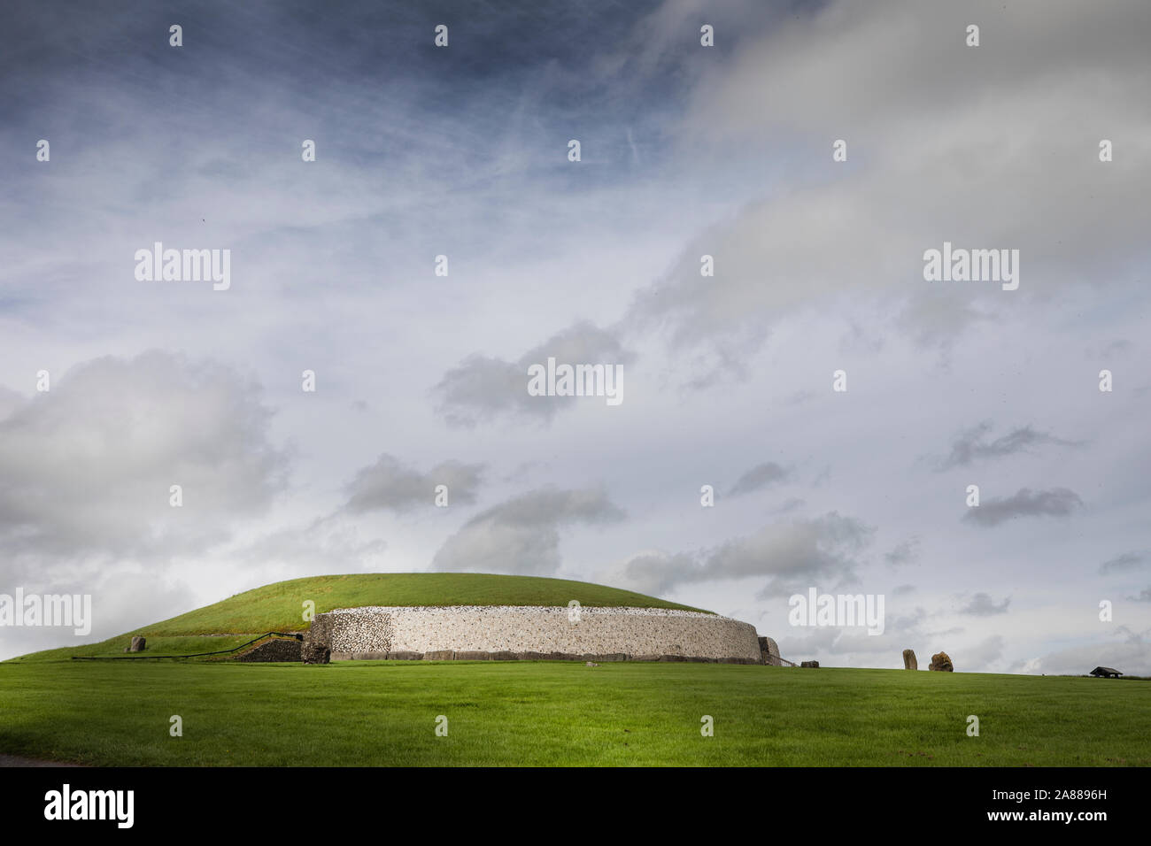 Newgrange megalithischen Grabhügel und Standing Stones, Grafschaft Meath, Republik von Irland Stockfoto