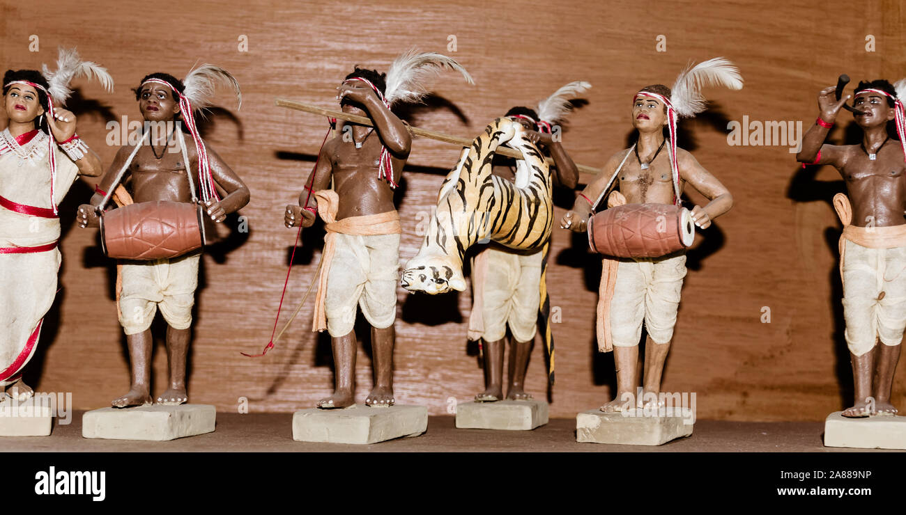 Kunst und Handwerk Produkt Darstellung Royal Bengal Tiger Jagd Festival von Tribal Dorf antiker Santals Stamm Indien. Eine Kultur der Assam Bihar Stockfoto