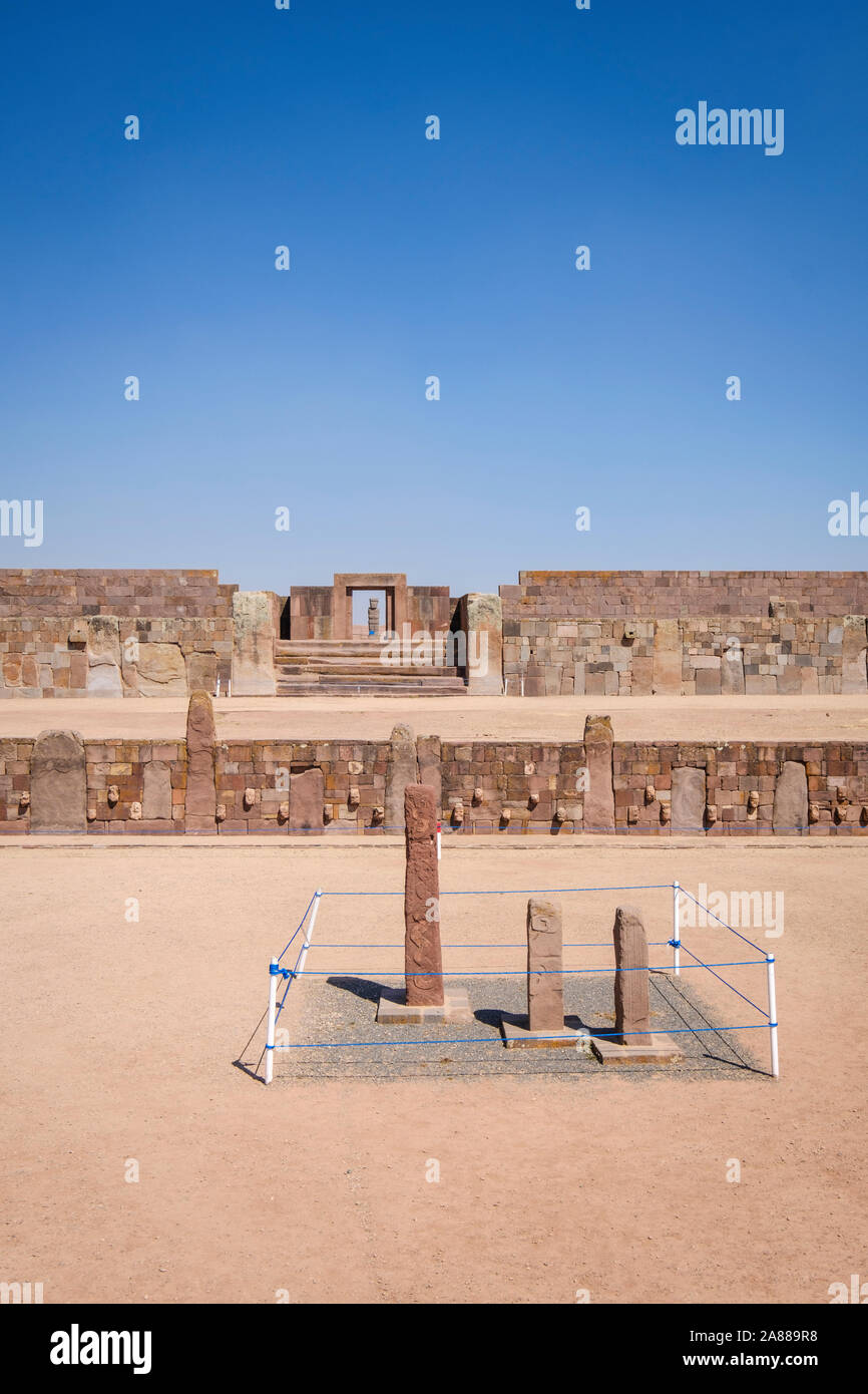 Halb-unterirdischen Tempel mit der Kalasasaya Tempel und Ponce monolith im Hintergrund Tiwanaku archäologischen Komplex, Bolivien gezeigt Stockfoto