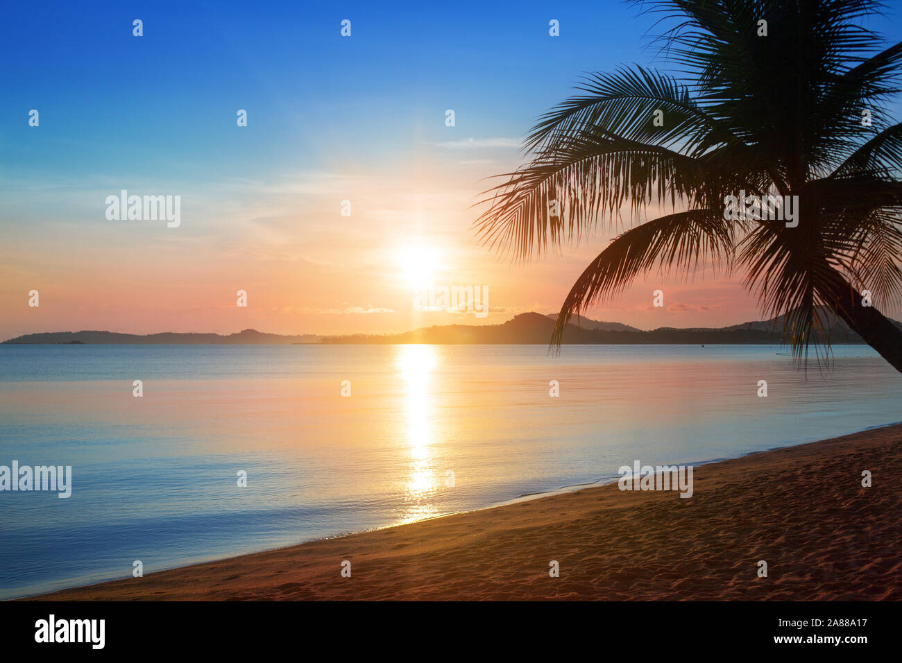 Schönen Sonnenaufgang auf dem Tropical Paradise Island Beach Landschaft, malerischen Sonnenuntergang am Meer goldene Sonne, blauer Himmel, rosa Wolken Hintergrund, Sonnenlicht Stockfoto