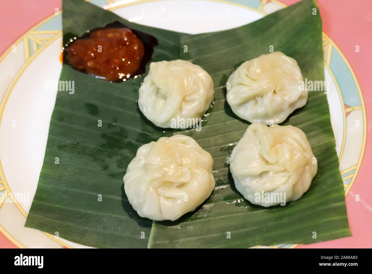 Kadubu oder Gedämpft sweet Momo eine der gesunden und traditionellen Rezept Liebling Gottes Lord Ganesha mit Sweet Chili Sauce serviert. Stockfoto