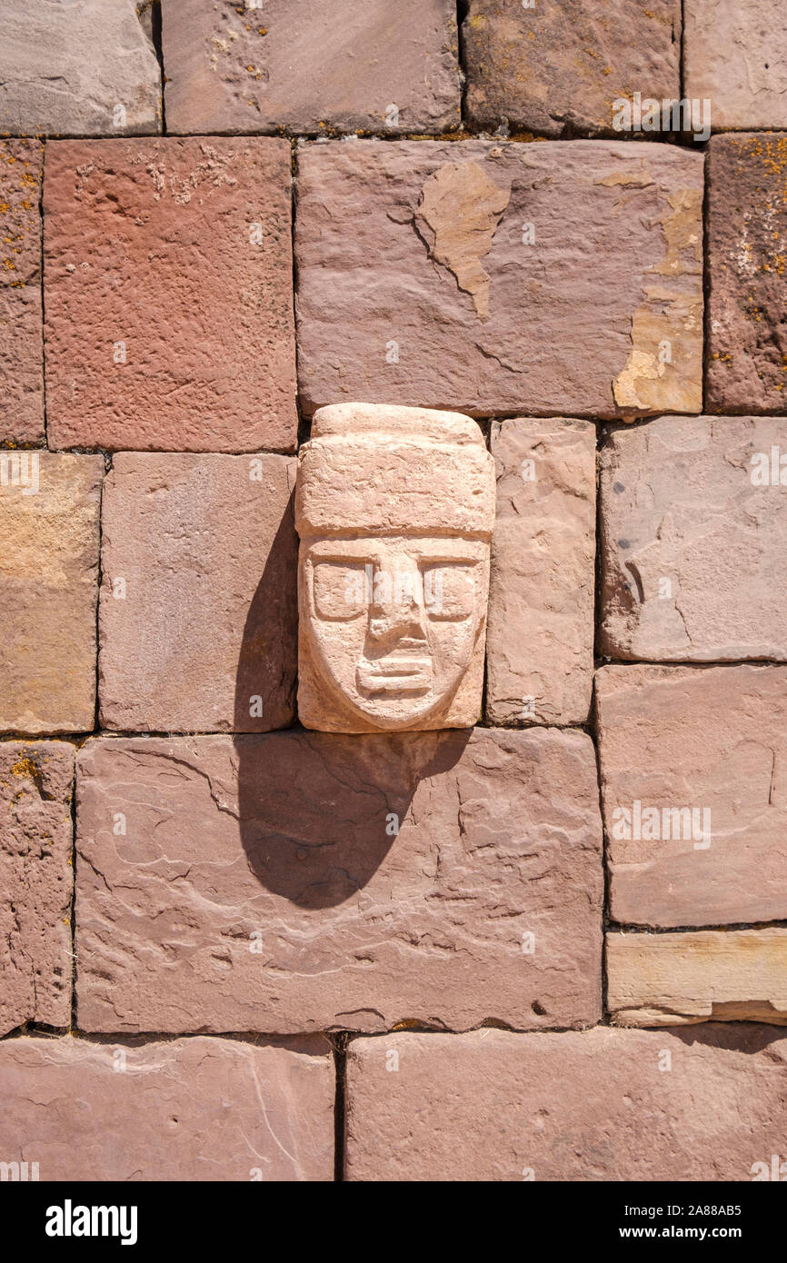 Stein zapfen Kopf auf den Wänden der halb-unterirdischen Tempel in Tiwanaku archäologischen Komplex, Bolivien Stockfoto