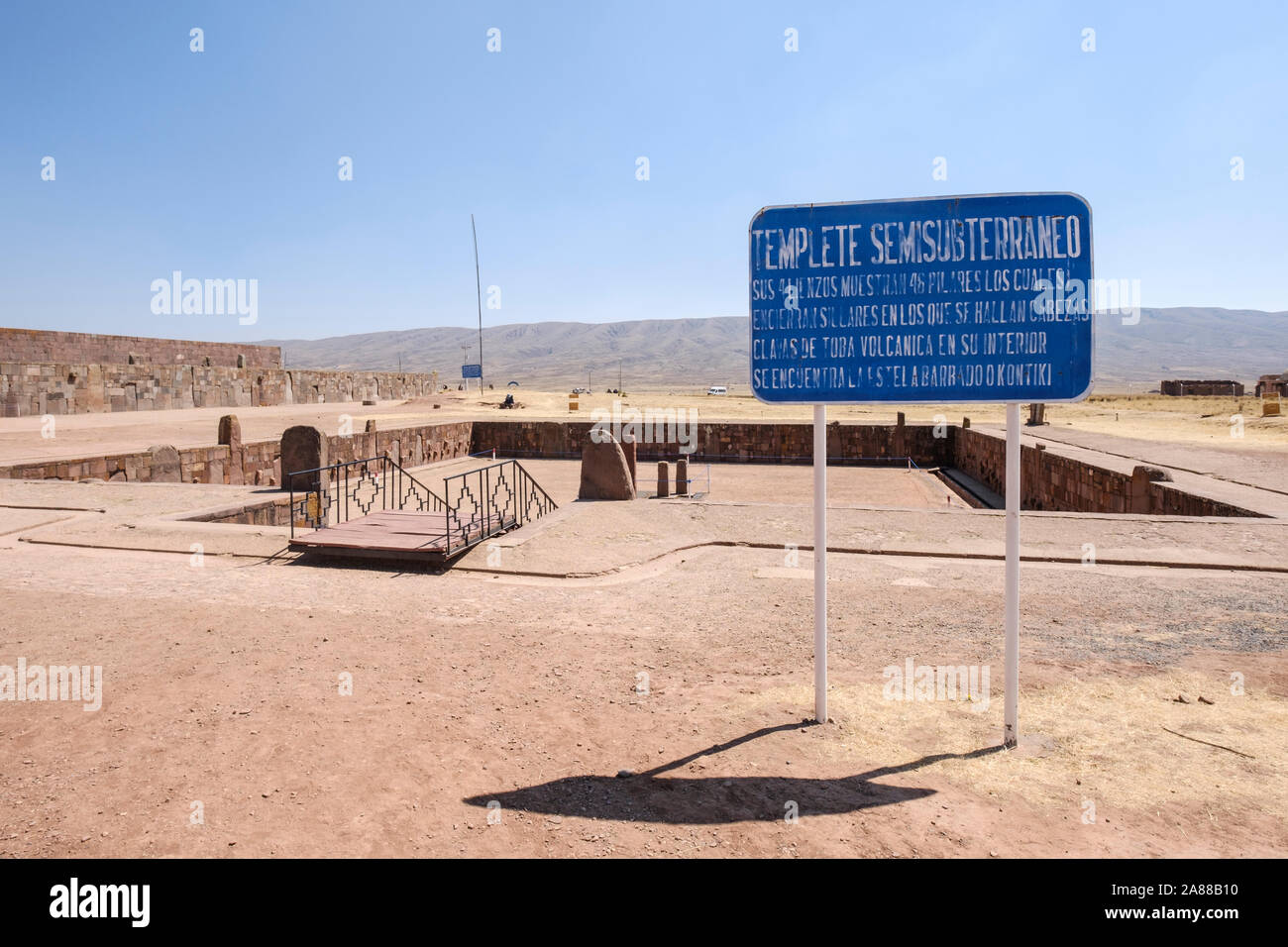 Halb-unterirdischen Tempel Schild mit dem kalasasaya Tempel Wand im Hintergrund in Tiwanaku archäologischen Komplex, Bolivien Stockfoto