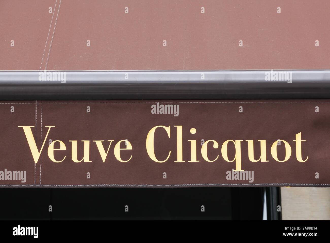 Kopenhagen, Dänemark - 28. August 2018: Veuve Clicquot Zeichen auf einem Speicher. Veuve Clicquot Ponsardin ist ein französischer Champagner Haus in Reims basierend Stockfoto