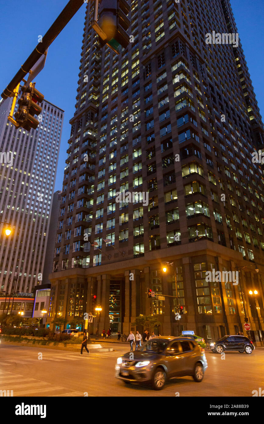 West Wacker Drive und North Dearborn Street in der Dämmerung. The Loop, Chicago, Illinois, USA Stockfoto