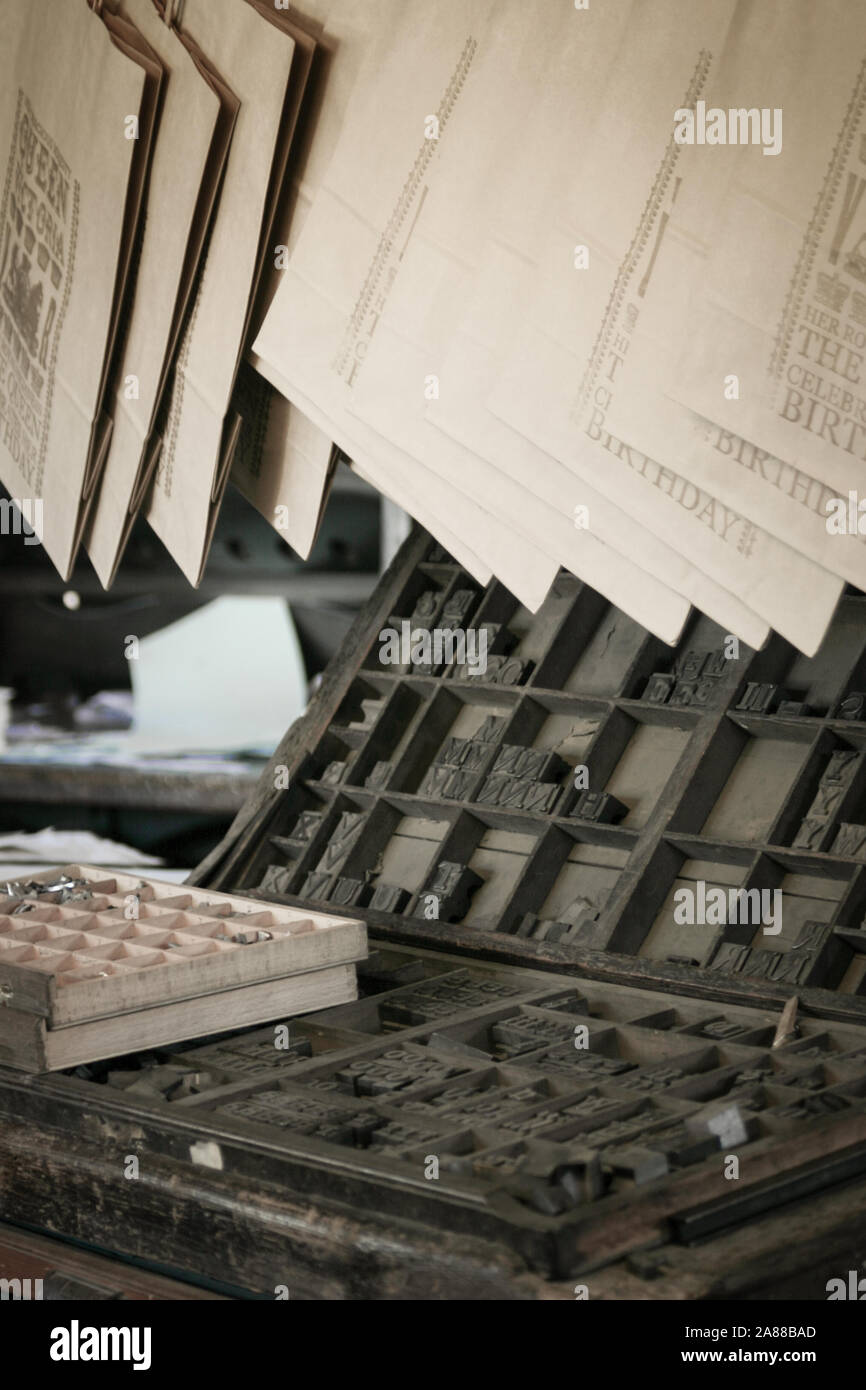 Bewegliche Art. Retro Szene einer alten Drucker Shop mit Schriftsatz Ausrüstung auf dem Display und gedruckten Dokumenten hängend trocknen. Stockfoto