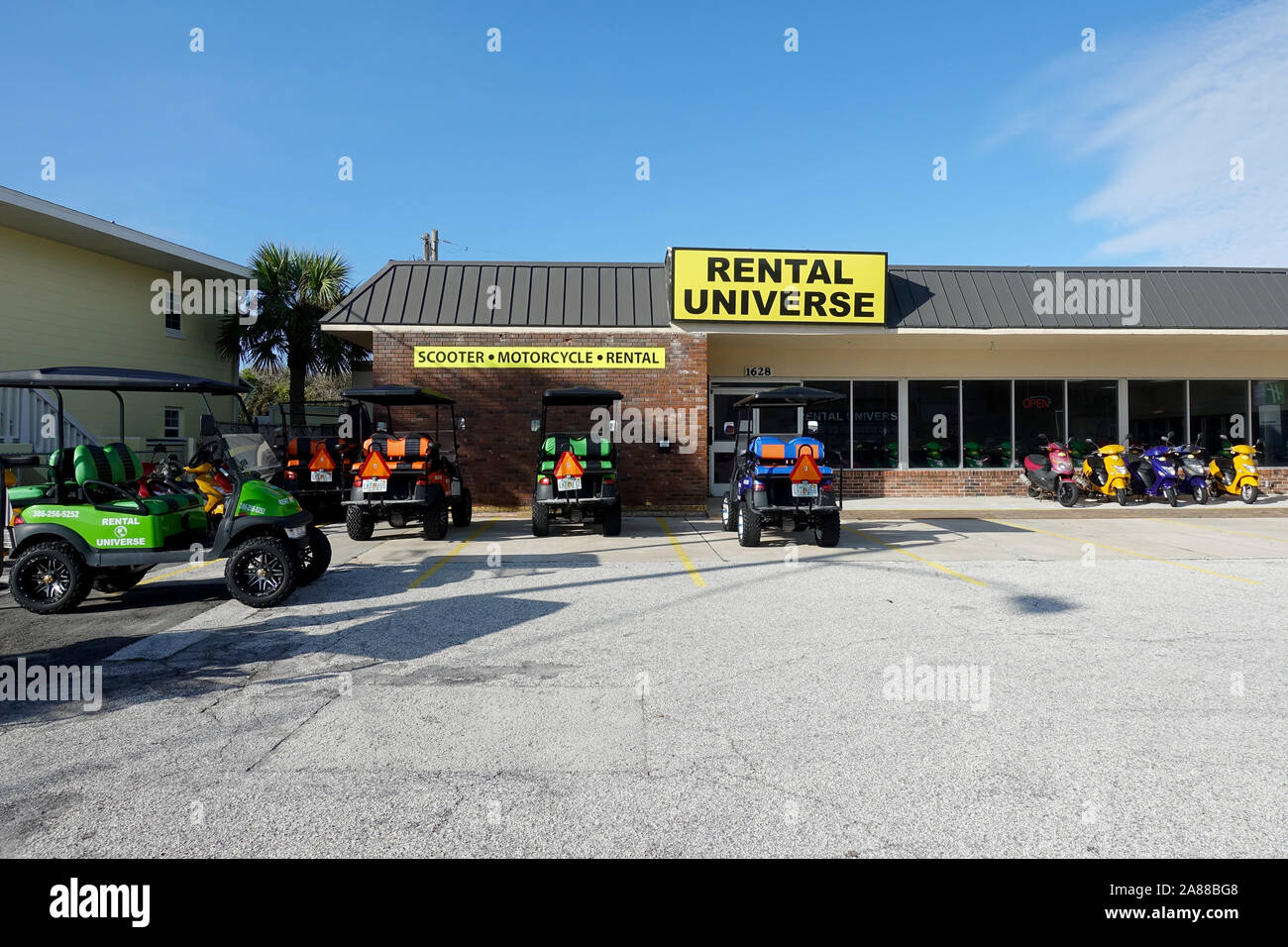 Verleih Universum ein Fahrzeug Verleih, spezialisiert auf Vermietung Straße gehen, Golf Carts, angetrieben von Daytona Beach Atlantic Avenue, Daytona Beach werden können Stockfoto