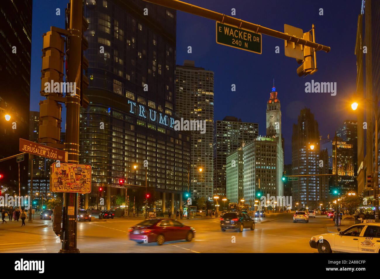 Trump Tower, East Wacker Drive bei Dämmerung, die Loop, Chicago, Illinois, USA Stockfoto